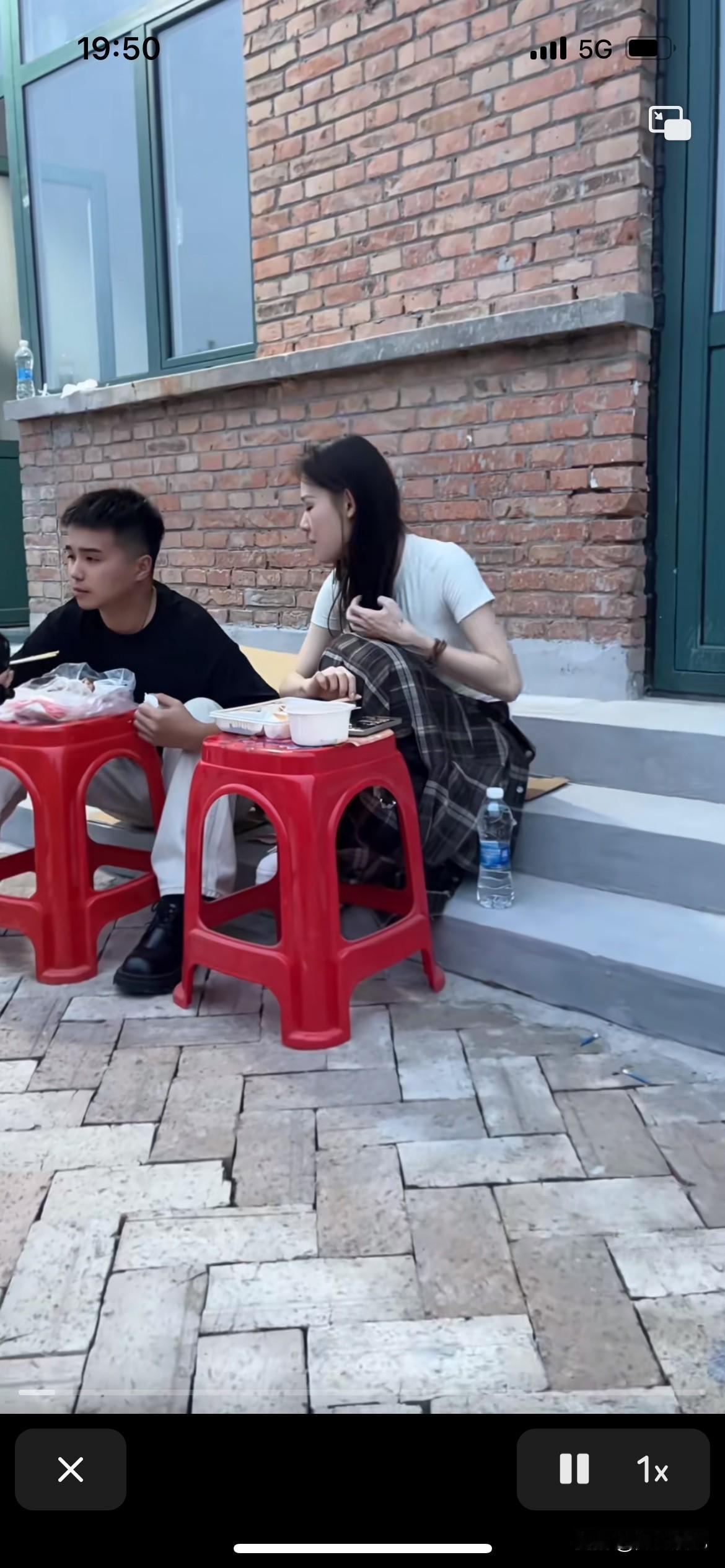 郭有才老师以为是参加大型活动，没有想到主办方那么抠门，没有大鱼大肉就算了，还没有