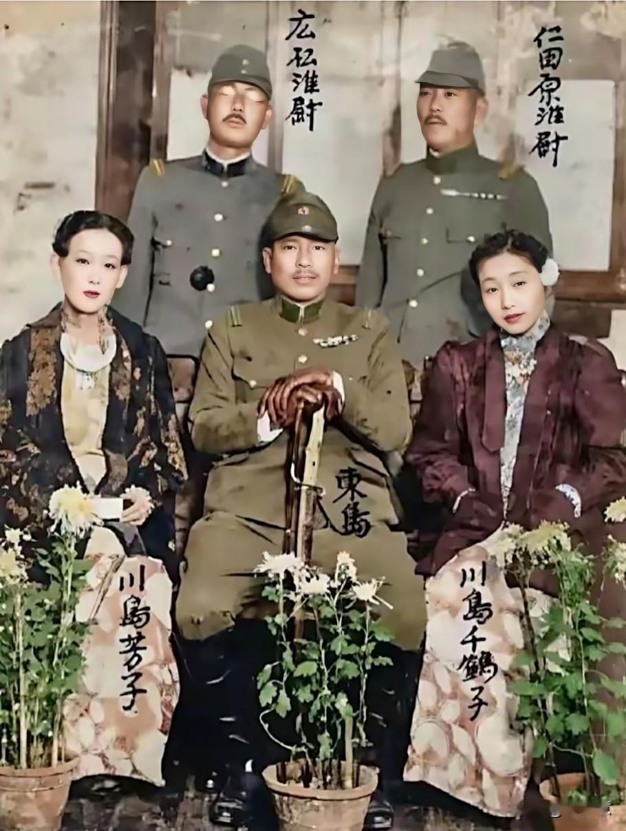 照片里的川岛芳子，有着不同阶段的模样。早期相册里，她还是个小女孩。但命运在她6岁
