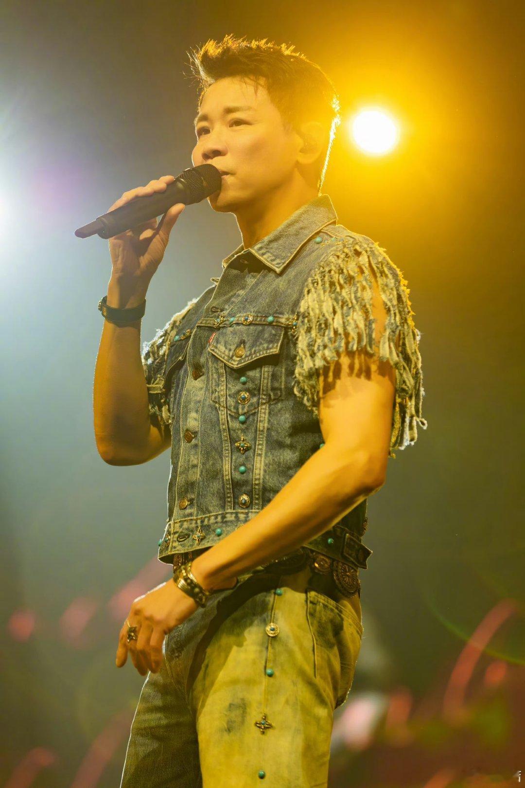 戴军能让陶喆哭 别人救场靠技术，戴军救场靠一张嘴。当年跨年直播，零点寒山寺画面有