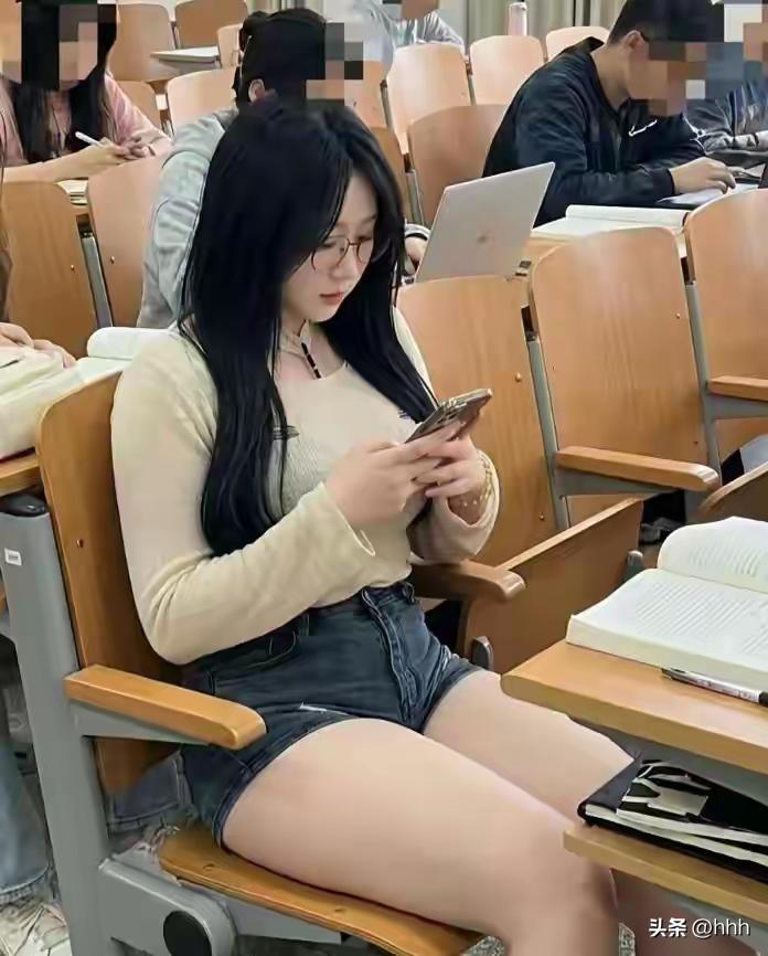 课间小憩，手机刷屏，享受片刻宁静📱📚