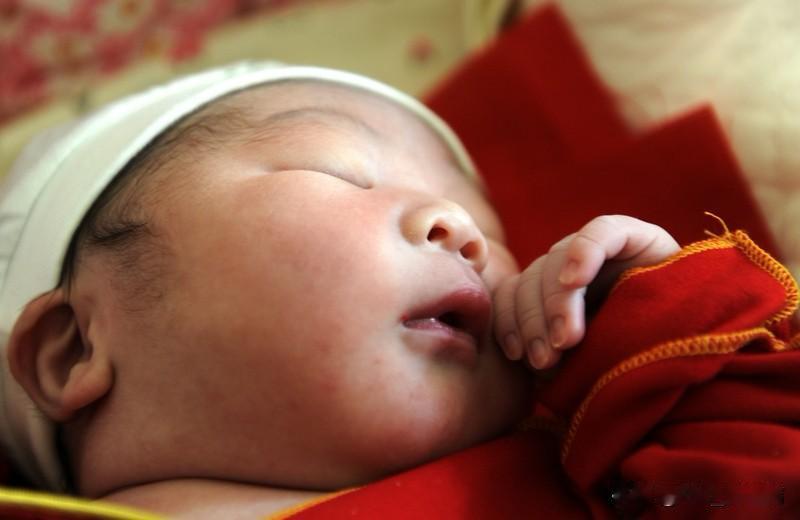 人正常要睡几个小时？
1岁能睡18个小时
2岁能睡13-14个小时
3岁能睡12