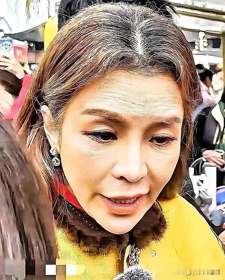 没想到，曾经深受广大观众喜爱的女主持人，竟然被病魔折磨成这个样子了。
照片中的她