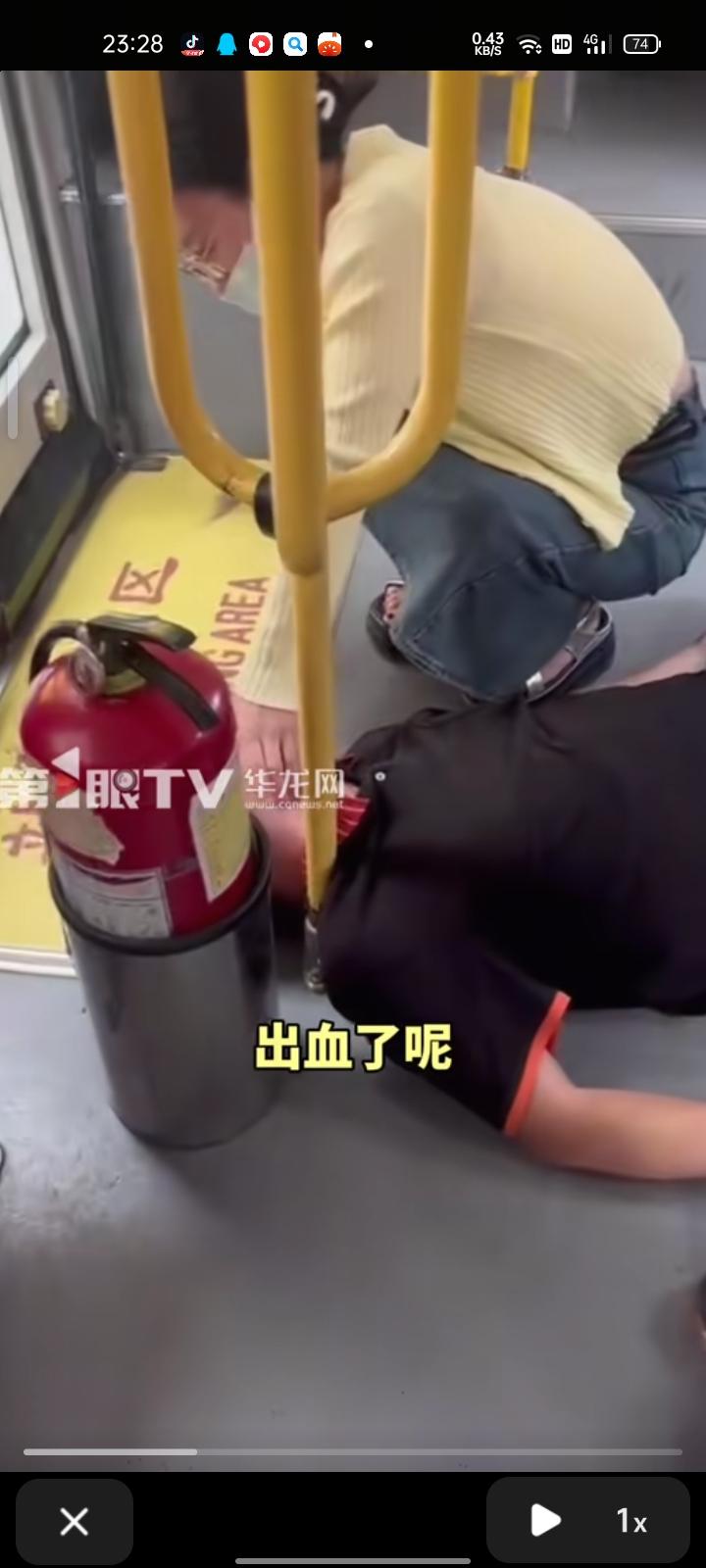 9月10日，吉林长春。网友发视频称，长春115路公交车上有一男子突然倒地抽搐，脸