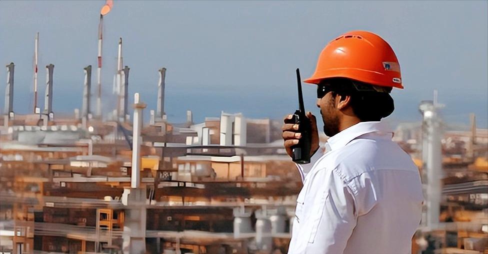 最近伊朗和俄罗斯这俩“难兄难弟”偷偷搞出了个大动作，俄罗斯直接登顶，成了伊朗油田