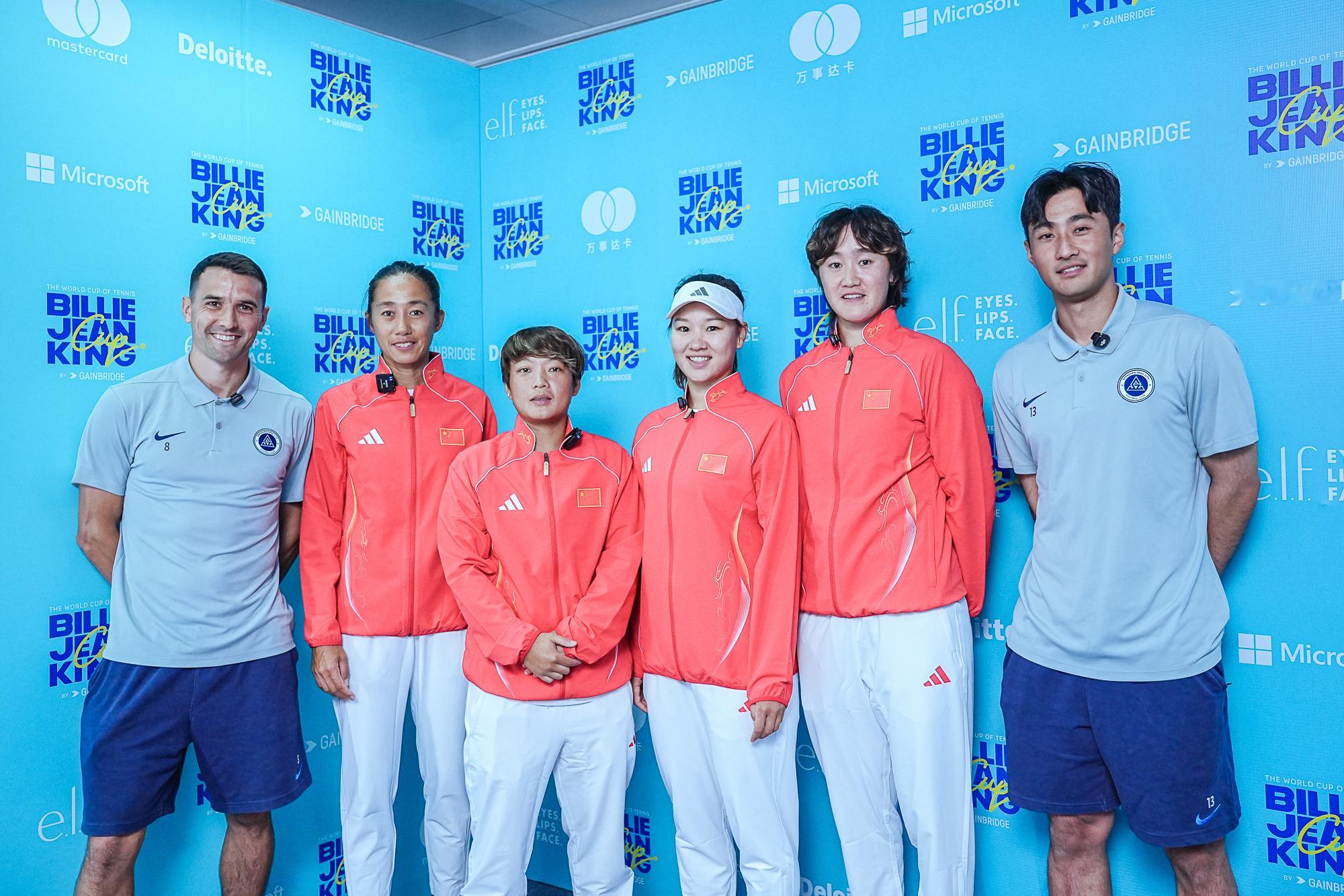 彭鹏、现身⚽️🎾探班中国女网队员，足球与网球的这次碰面，会发生什么？聊天、互动