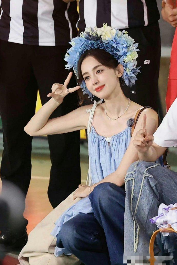 路人镜头下的娜扎，这就是所谓的纸片人吧? ​ ​​​