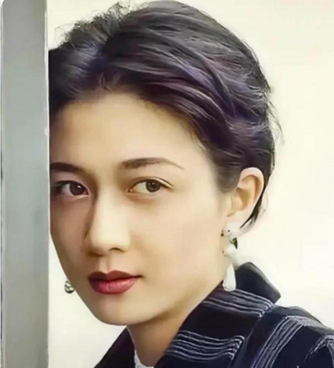 吴绮莉啊，真是不懂珍惜！

你看，当年叶崇仁对她多好啊，可她却不当回事儿。

叶