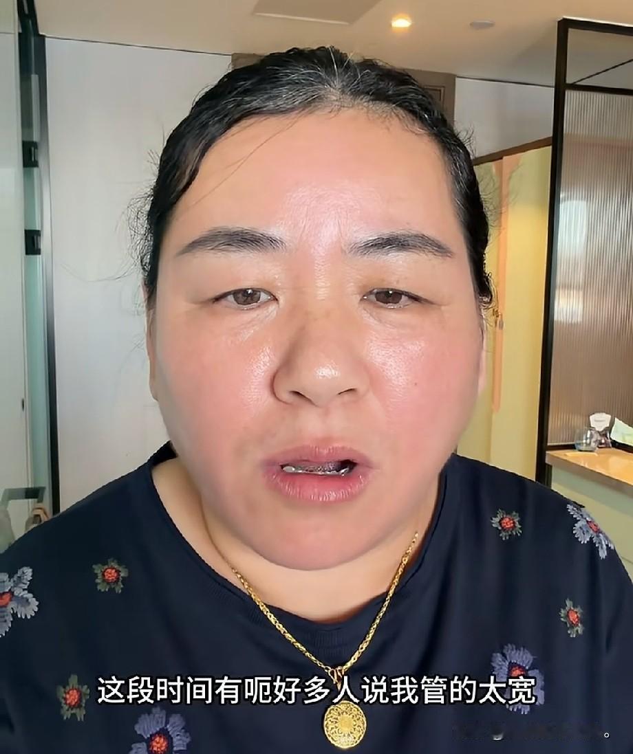 小故事！
    这是 佟小喵的母亲，也是一个不讲道理的老太太。虽说比王金刚稍微