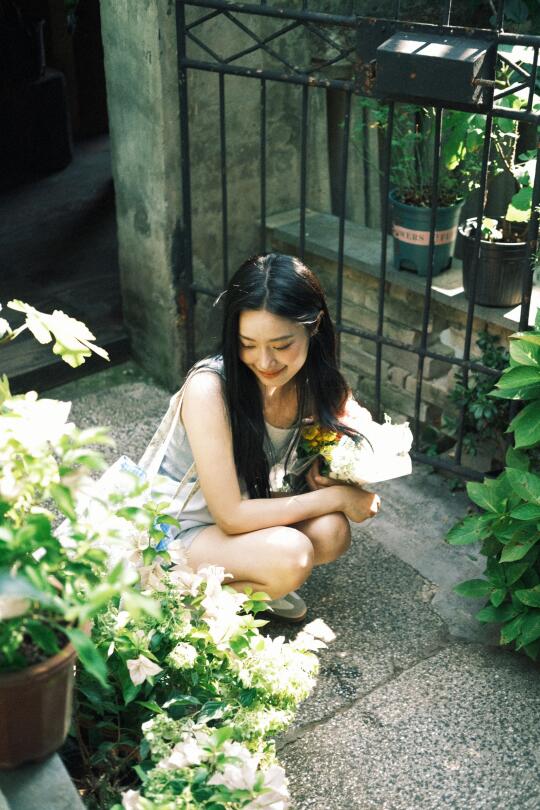 女孩的松弛感，是生命力的具象化