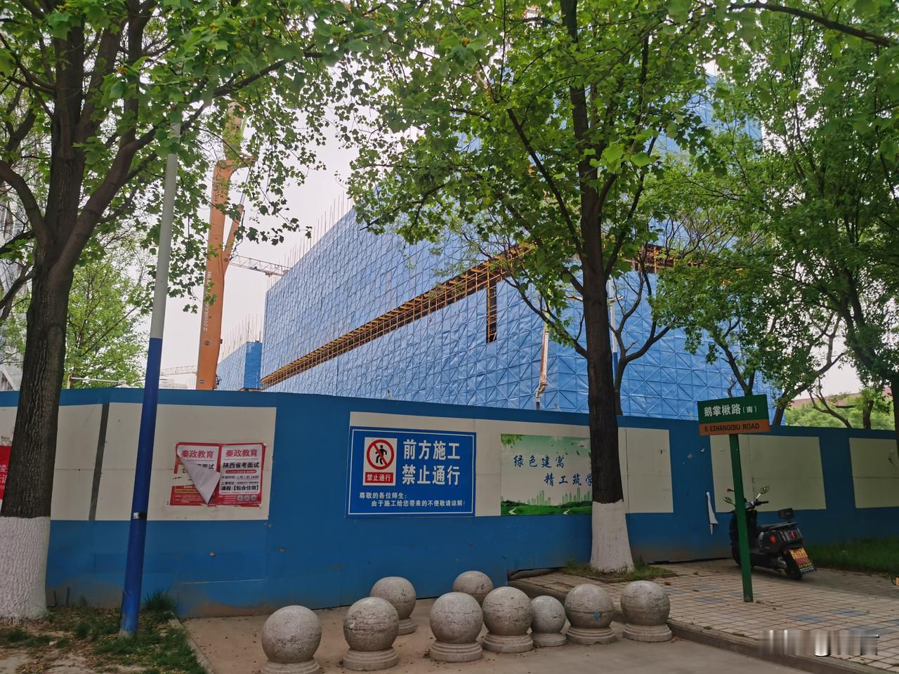 西北农林科技大学南校区23号研究生宿舍正在建设中，这可太让人期待了。想想以后研究