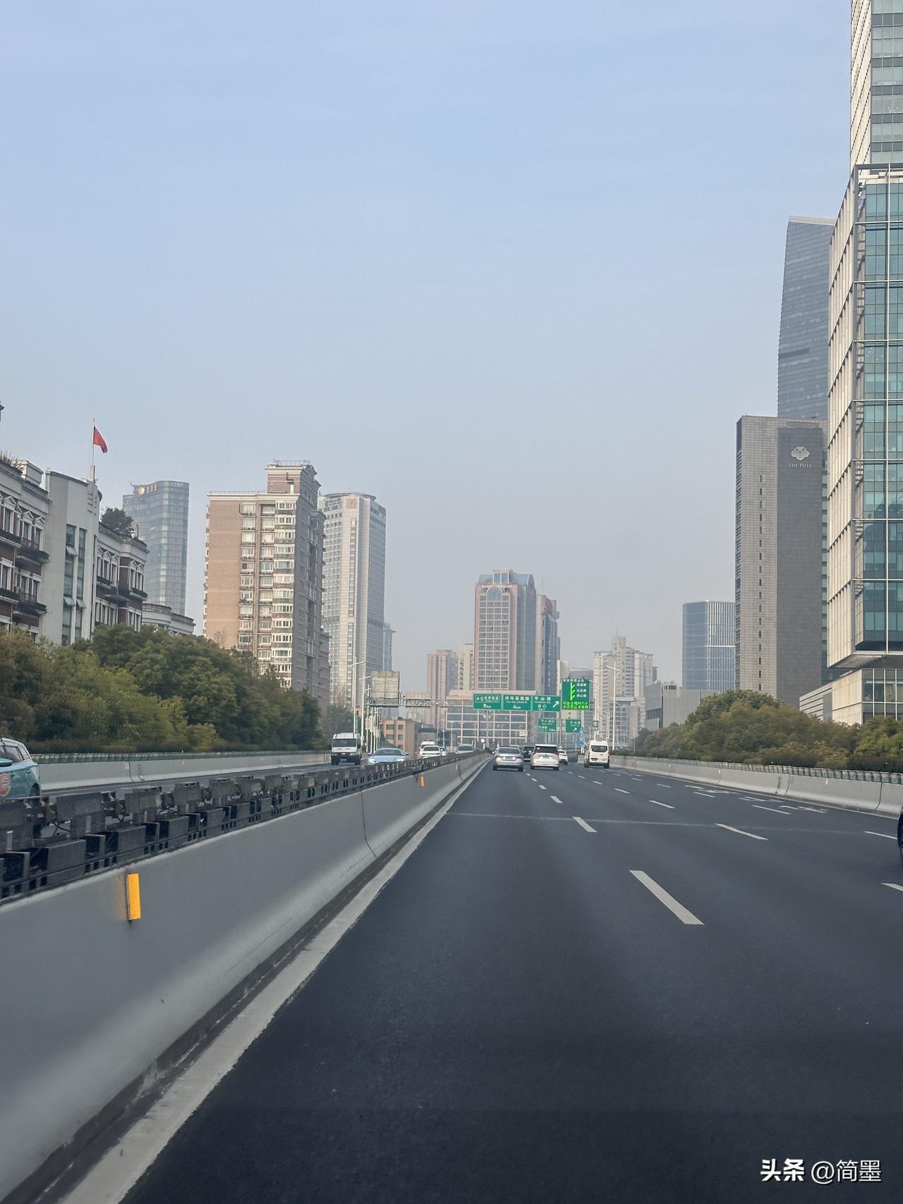 早起加班，路上车少人稀，平时50分钟的车程，今儿个20分钟就到了，简直不要太爽！
