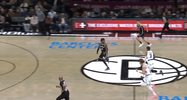 逐帧拆解：劳里-马尔卡宁对阵篮网30+8图1转换跟进接乔治上球起跳滞空，空中对抗