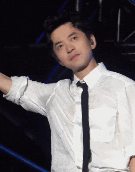 冯小刚请李健写歌，李健哼唱出来，他却不满意：“这歌根本压不住电影，再写一首吧？”