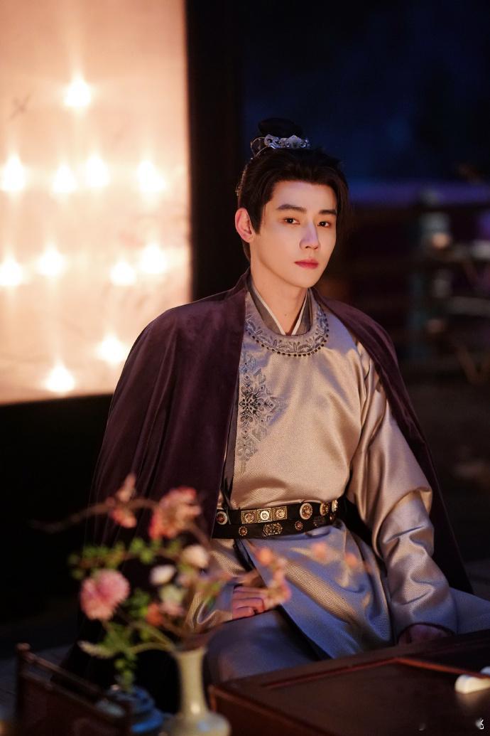 任豪归来仍是拍立得战神 任豪随手一拍就是大片质感📸这张脸的颜值真的太能打，让人