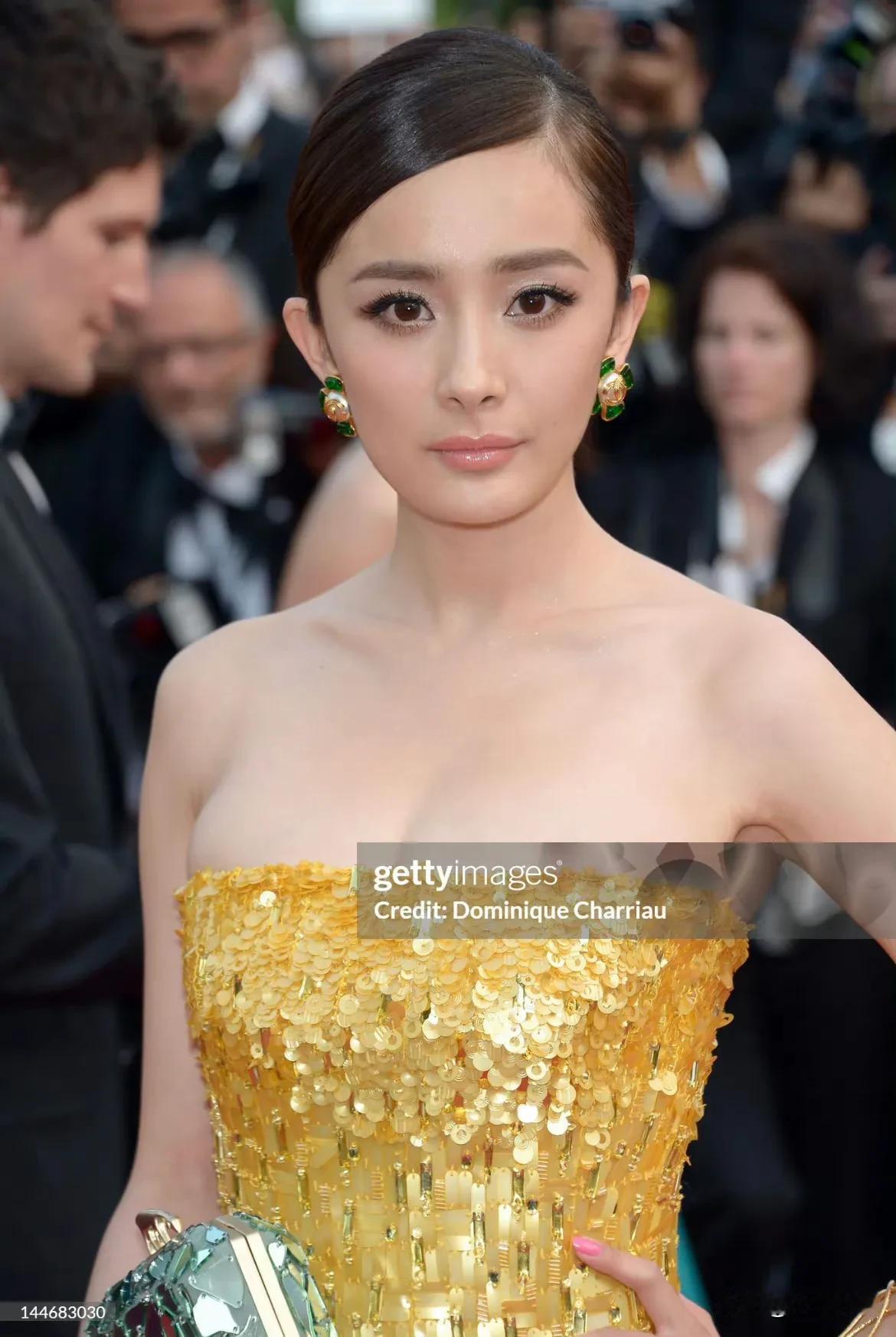 岁月十二载，时间给杨幂留下了不可名状的气韵，还有岁月打磨后的从容。

两张脸对比