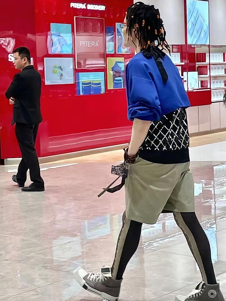 这是什么打扮啊？西不西，洋不洋的，用我妈的话就是：“里三层外三层，穿得个啥？”