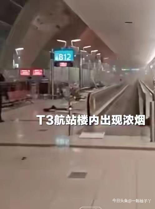 受中东局势影响，阿联酋临时关闭领空，导致超两万名旅客滞留当地，不少人原本的行程被