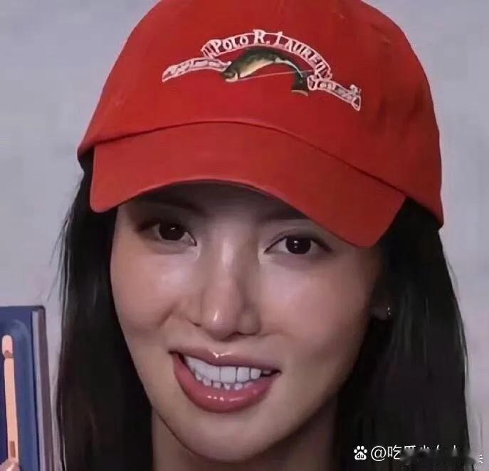 天呐，我说金晨的鼻子这么眼熟，是照着银角大王do的吗？笑起来更像，这你受得了吗