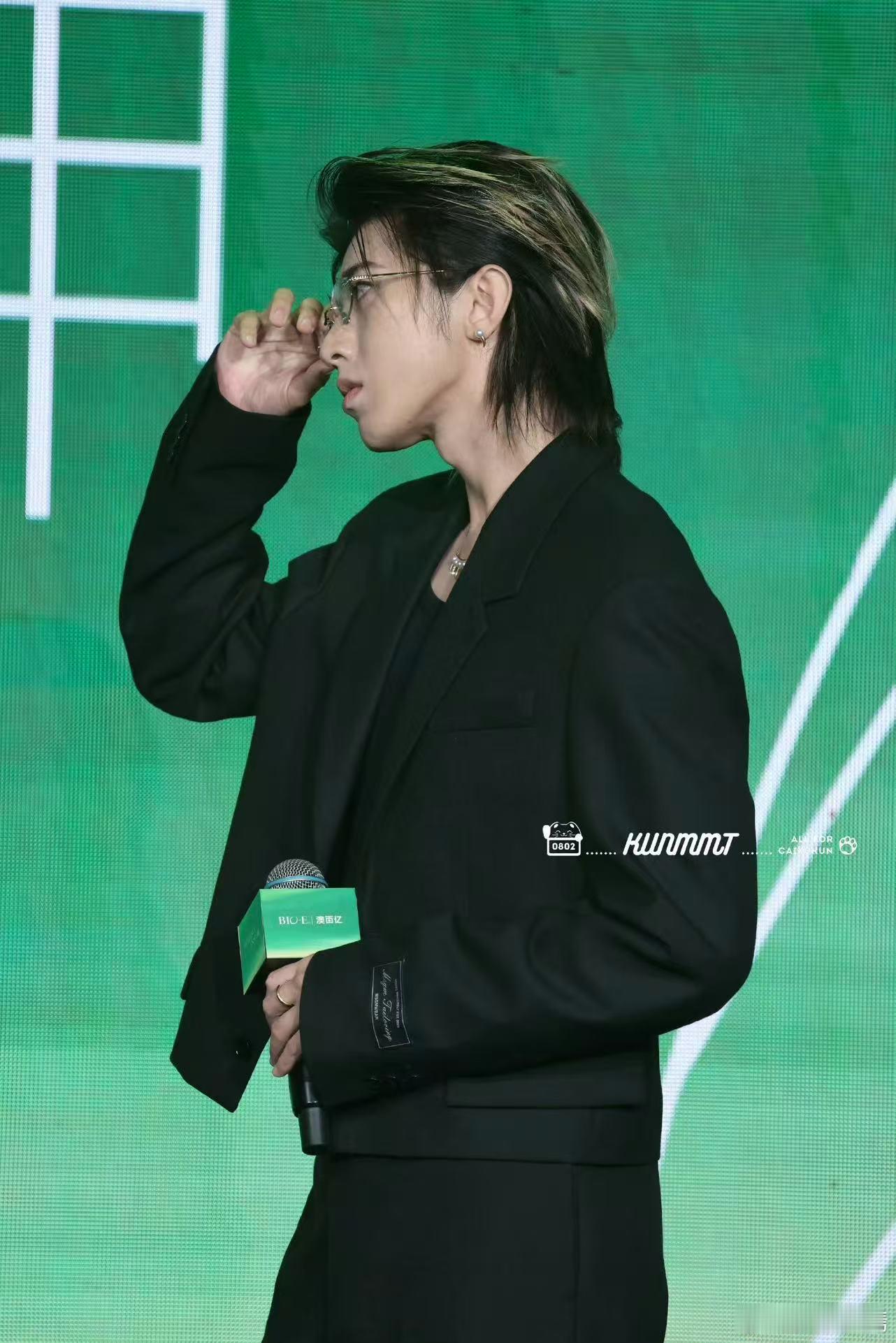 蔡徐坤情绪好稳定蔡徐坤不管遇到什么事都笑眯眯的，粉丝说啥他都耐心听，从不乱发脾气