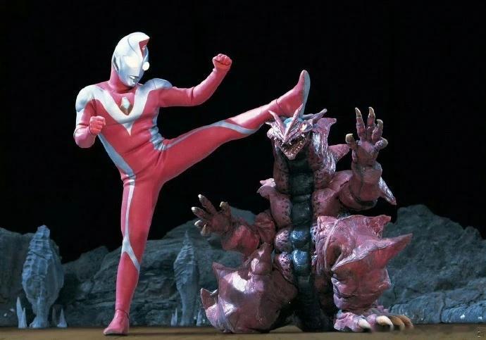 戴拿奥特曼剧照和奈克瑟斯奥特曼剧照 