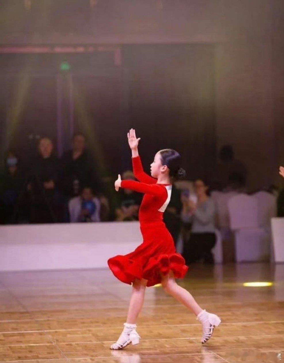孙俪美国偶遇孙俪陪女儿参加拉丁舞比赛孙俪美国陪女儿参加拉丁舞比赛 网友在美国偶遇