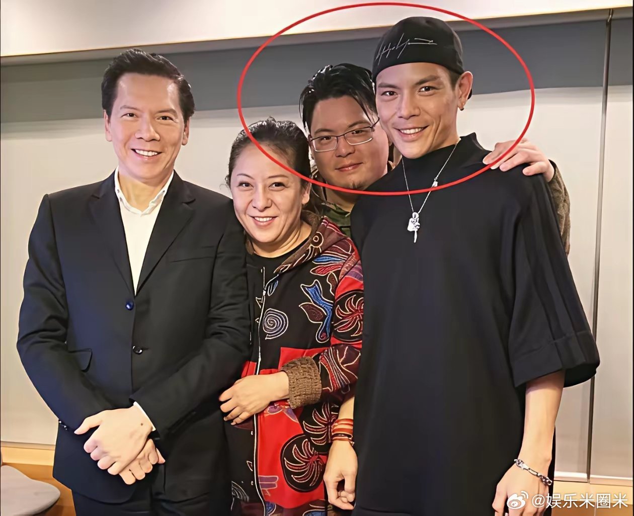 69岁的向太，给天下父母提了个醒，一定不要当众数落孩子。看到向佐在访谈里替弟弟抱