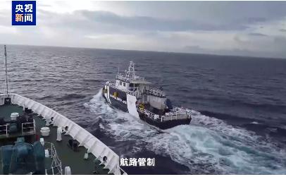 央视新闻最新曝光！面对中国海警的水炮喷射，菲律宾举“白旗”，船内一片狼藉，就连船