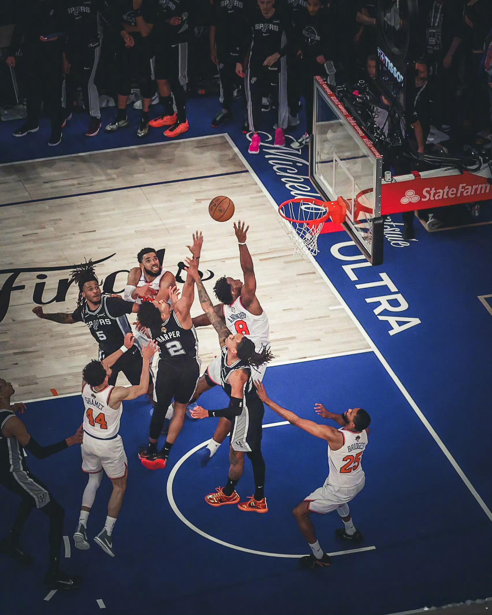 明天上午8点半，在五星体育电视直播NBA总决赛G5。尼克斯大比分3:1领先马刺。