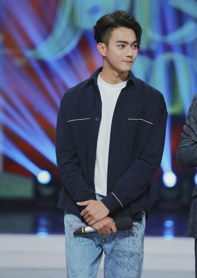吴谨言与演员洪尧宣布结婚，两人因《延禧攻略》结缘。许凯、王冠逸和洪尧在剧中的帅气
