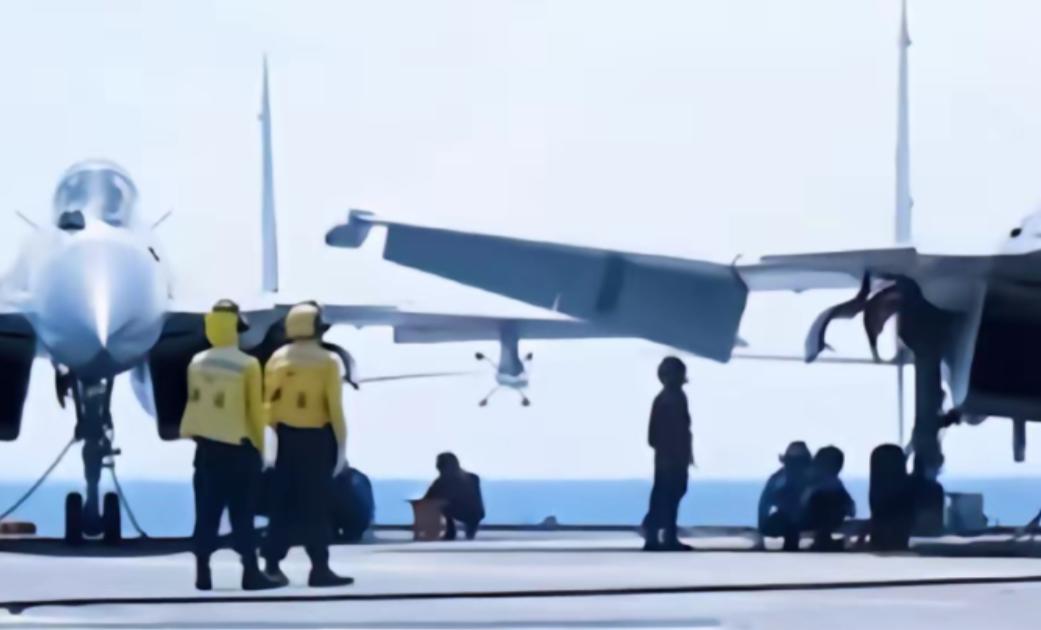 噩梦的开始？
这两架被中国歼 - 15 雷达照射的日本 F-15 战斗机驾驶员，