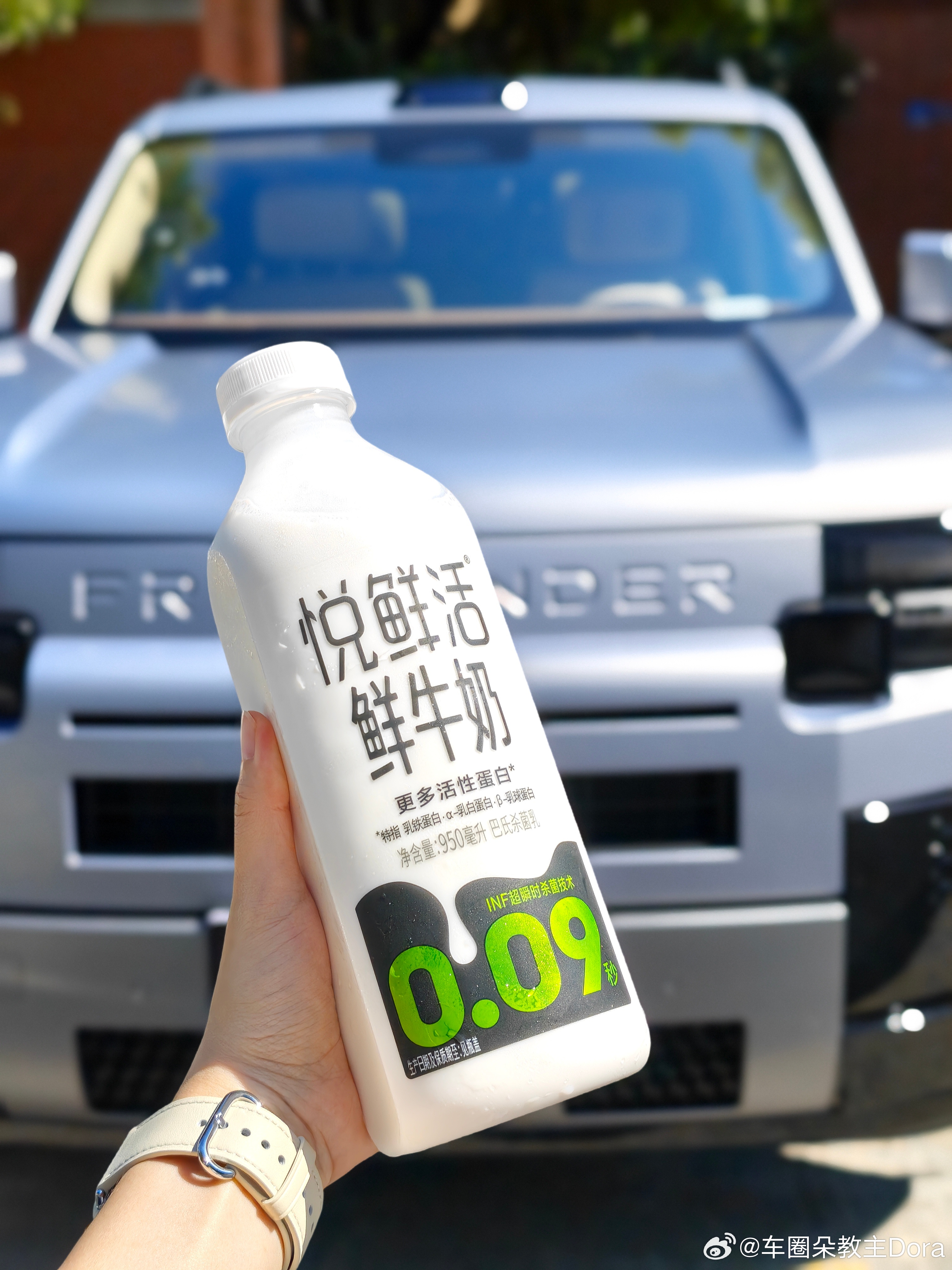 拍摄间隙买喝的，现在都喝牛奶，以桶为计量单位。昨晚睡觉腿又抽筋了两次，提醒我缺钙