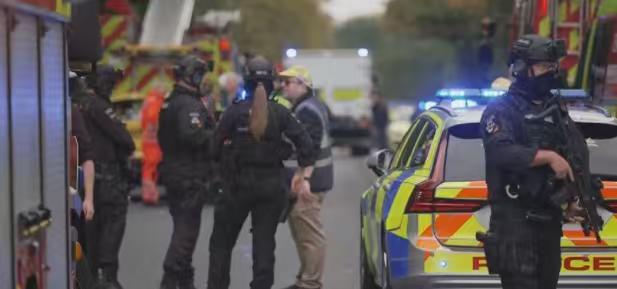 英国中部曼彻斯特郊区发生一起车辆撞向行人的事故，现场人员被刺伤，造成2人死亡、3