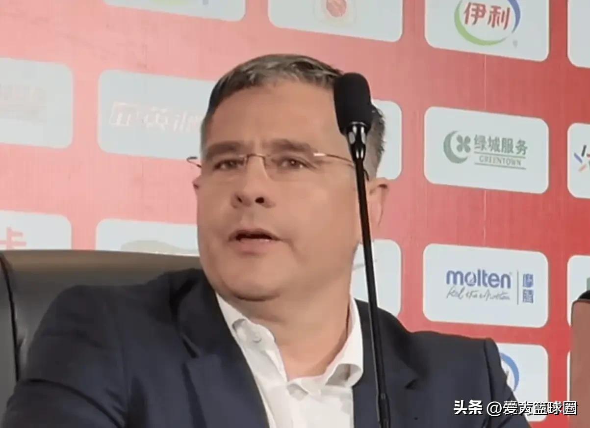 塞尔维亚主帅大赞徐昕

输给中国男篮4分后，塞尔维亚FMP队的主教练不仅没有生气