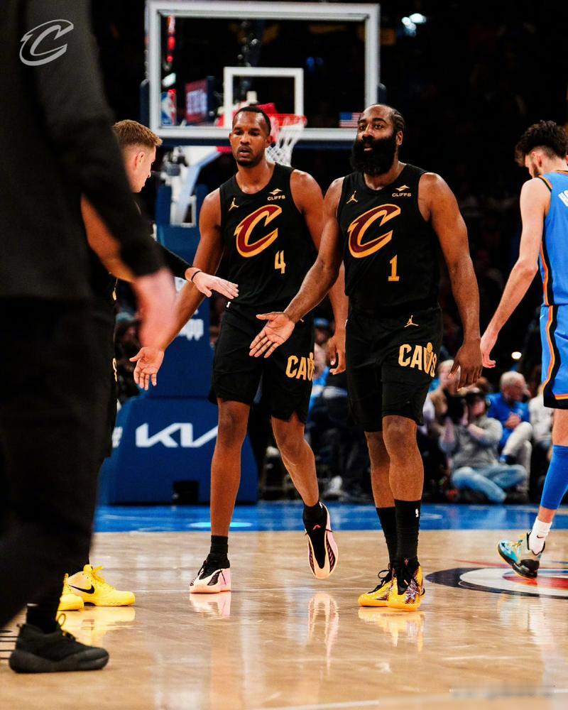 雷霆少了5大主力，哈登的骑士照样输了8分。
本以为是场没有悬念的比赛。哈登加盟