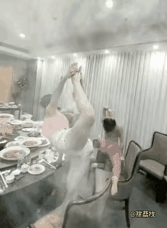 聚餐时一定要搞点花样，不然什么时候作妖才可以呢？