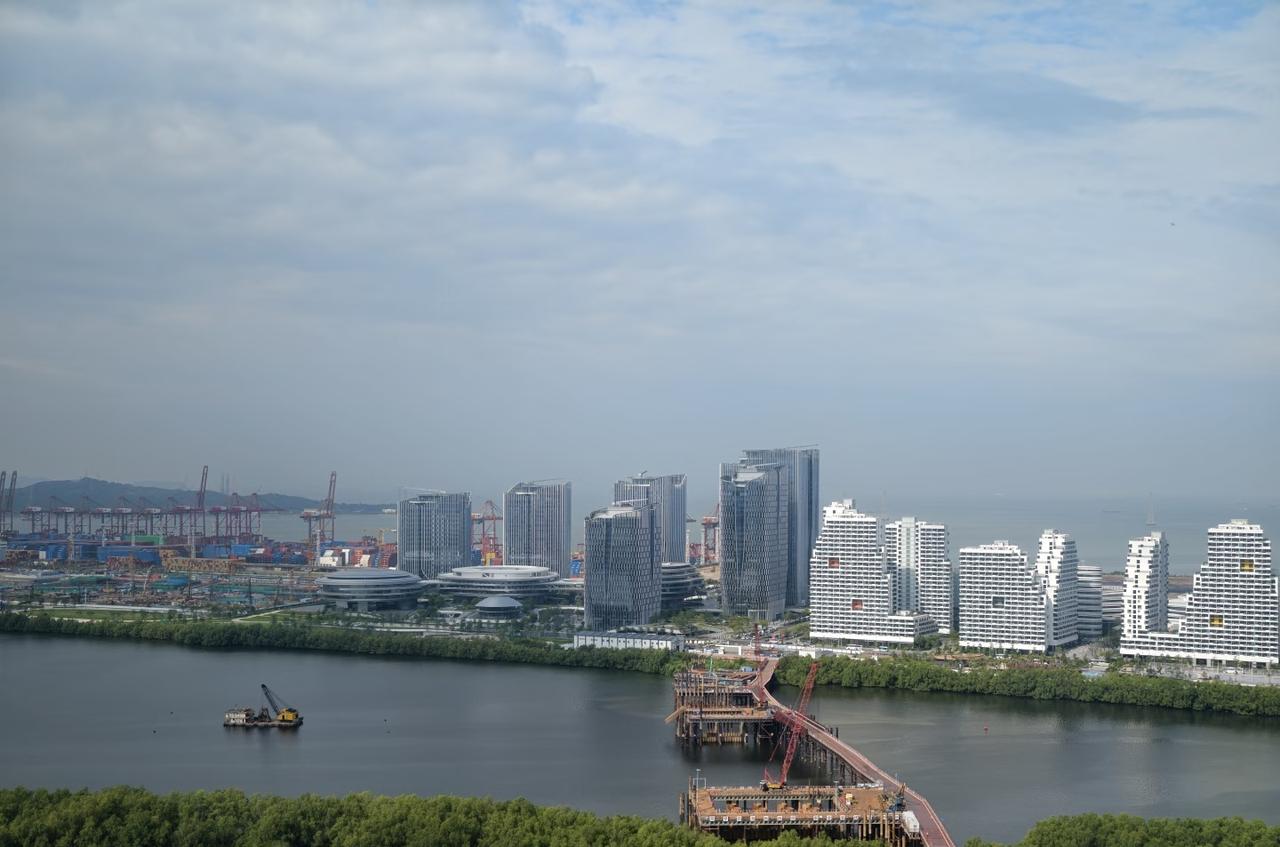 企鹅岛开始有员工入驻了
以前总觉得“海景工位”是资本家画的饼
现在发现早八的风里