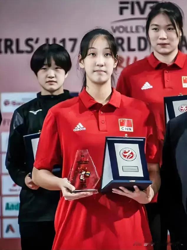 中国女排小花【一】杨舒茗
杨舒茗，2008年7月出生于上海，身高192cm。
杨