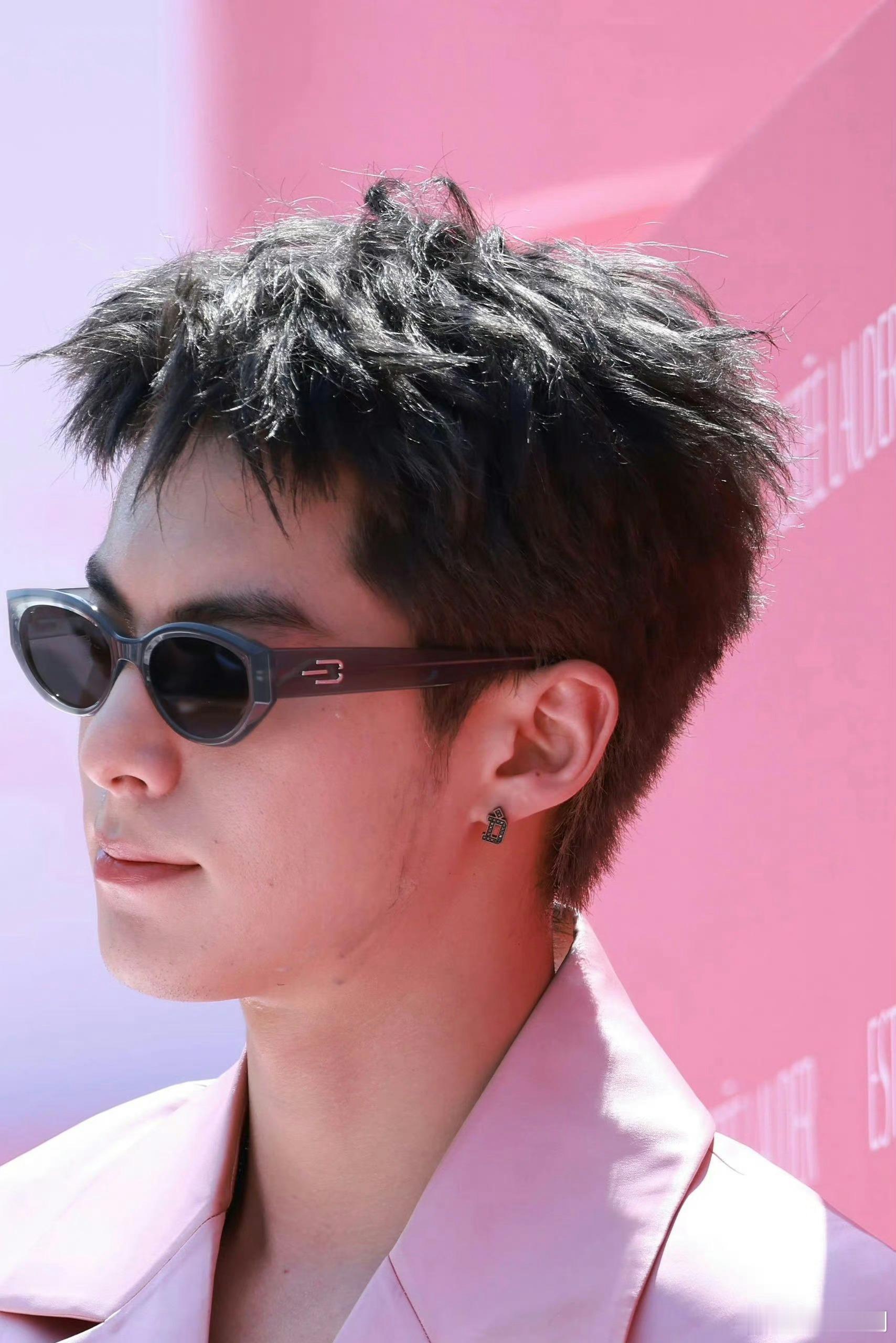 原来王鹤棣也偷偷涂发际线粉啊 ​​​