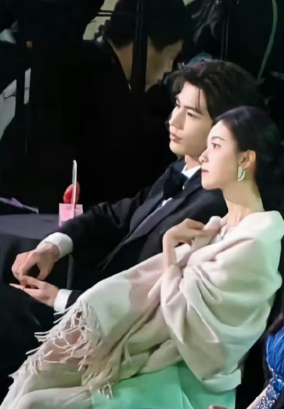 张凌赫陈都灵同框好像一对高智感夫妇在参加慈善晚宴拍卖会谁懂我要跪求合作 