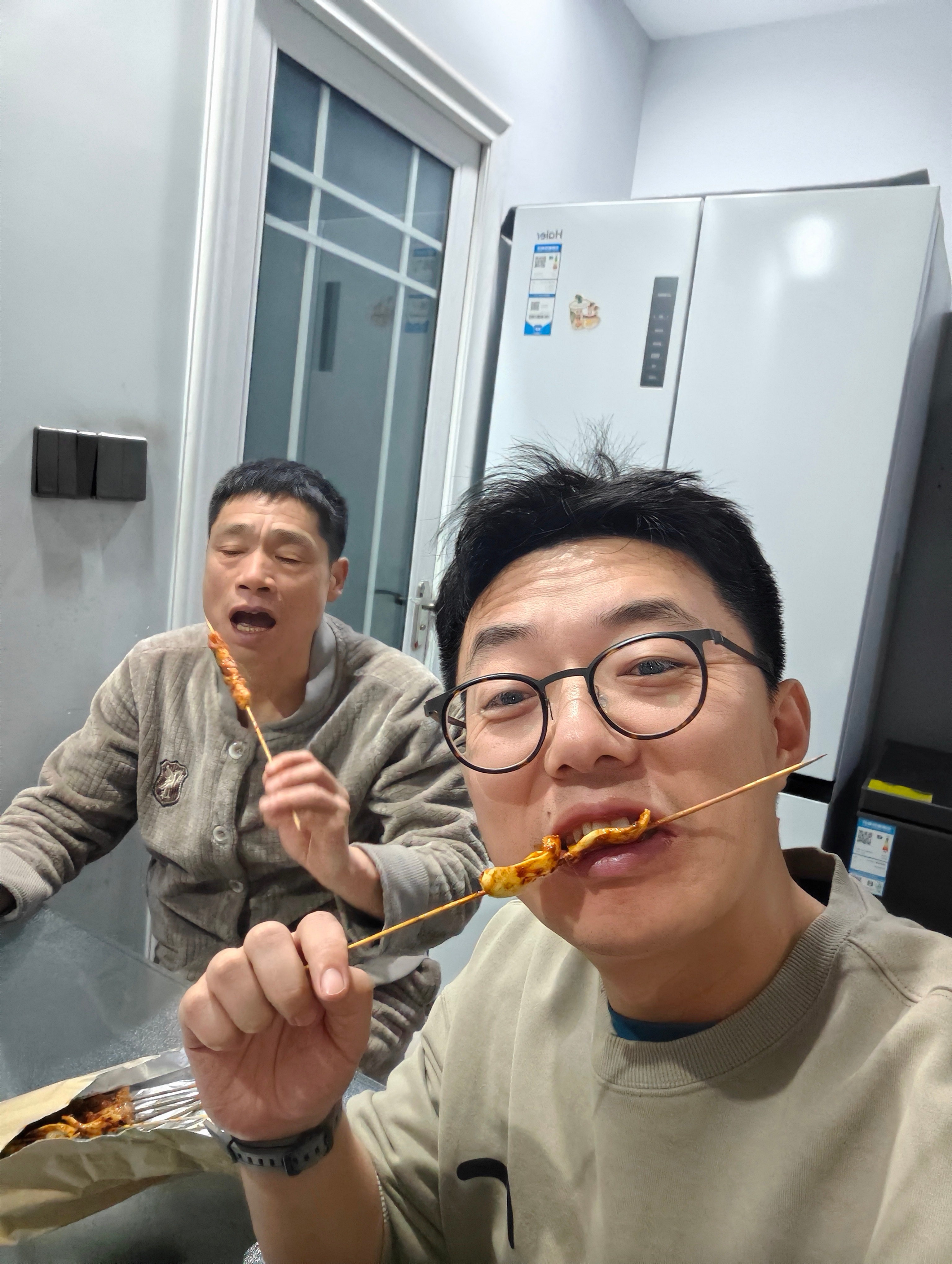 他们吃烧烤我看着肯定不行叫上老丈人一起来分享练后餐练后喝小麦果汁快乐加倍我的美食