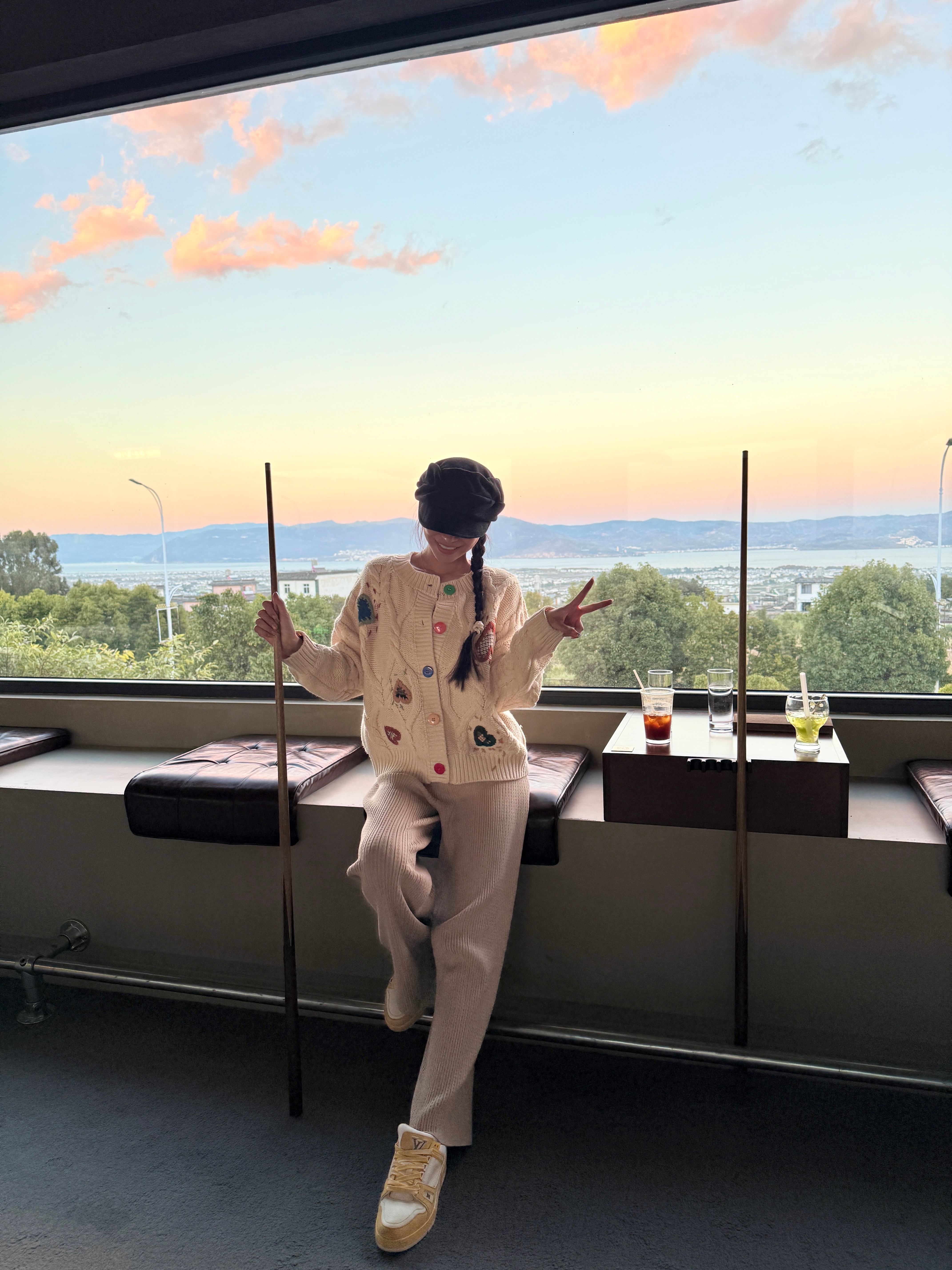 打台球的小女孩～ 大理