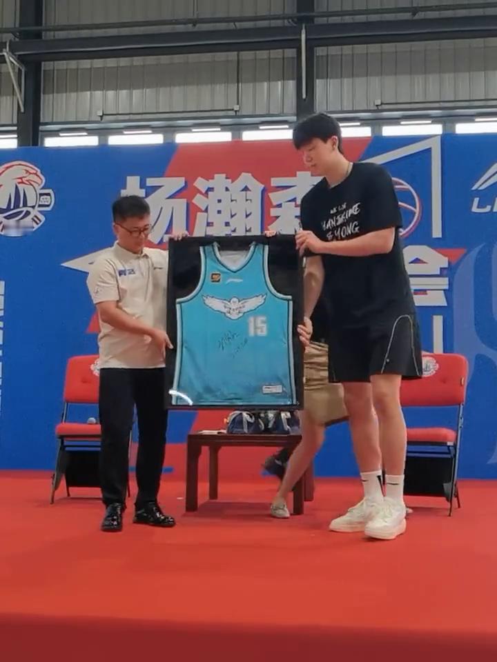 杨瀚森首秀氛围持续升温，青岛男篮官宣将集体观战杨瀚森首秀。
青岛男篮今日宣布将组