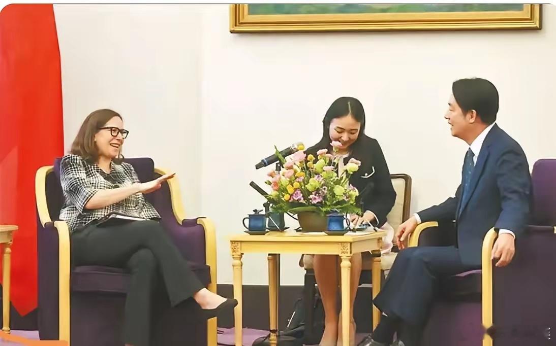 你觉得是他们不喜欢翘二郎腿吗？以前总看到有些国外的官员，在正式的场合总是翘着二郎