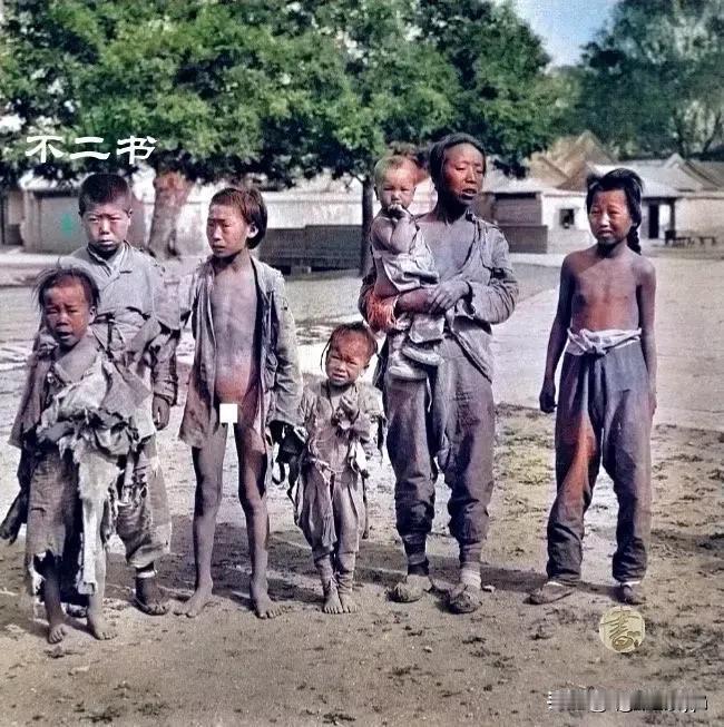 每次看见这样的照片，心里很沉重，在那个悲惨的社会里，他(她)们过着牛马不如的生活