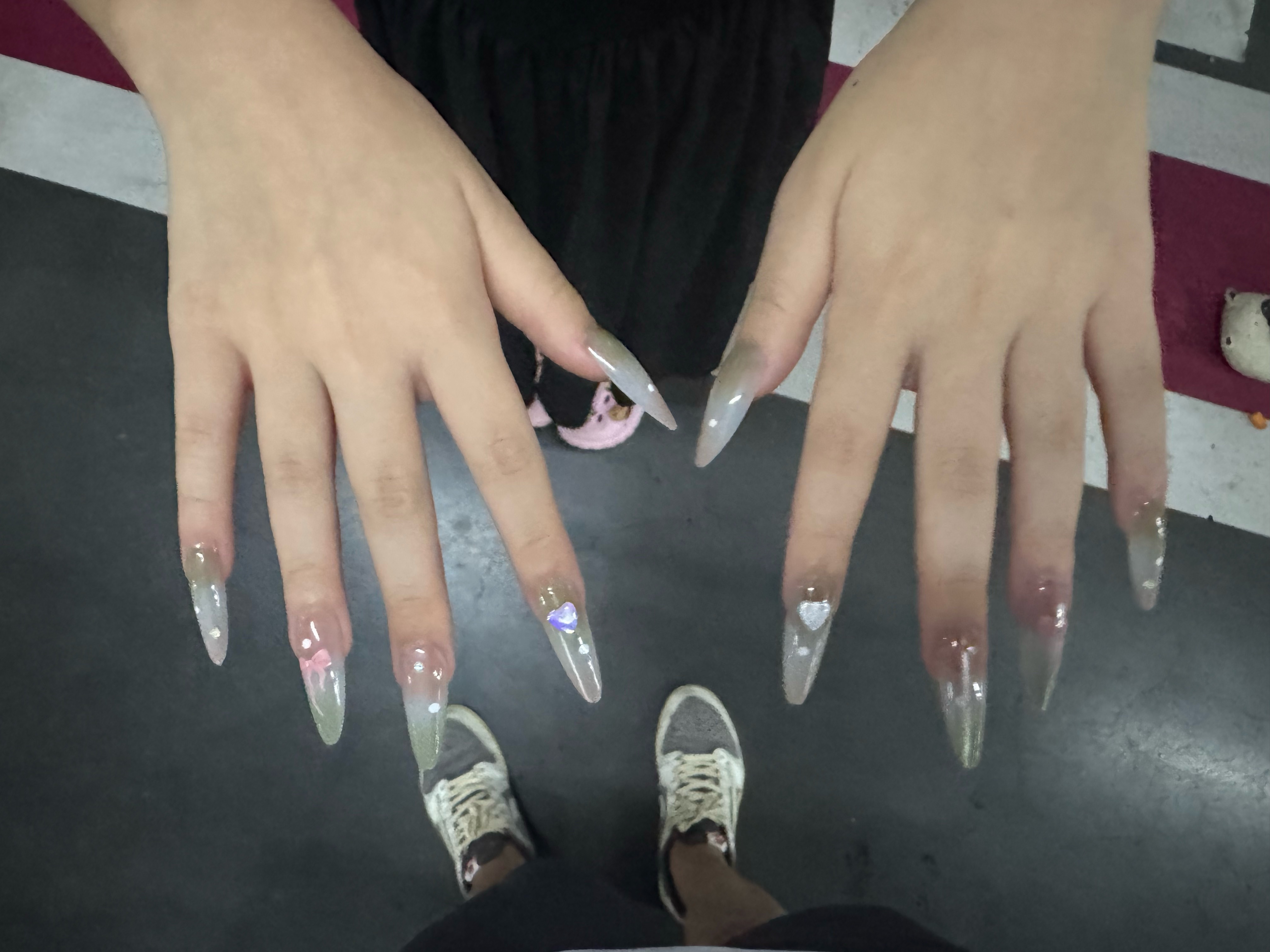 今天刚和妹妹钢琴考级结束，她就立马要去弄指甲。说等这一天等了好久。哎，还这么小，
