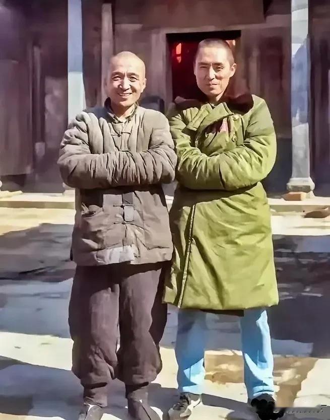 这是一张剧组照，张艺谋和谁？并肩而立，看着好熟悉，他真是剧红人不红，在《菊豆》里