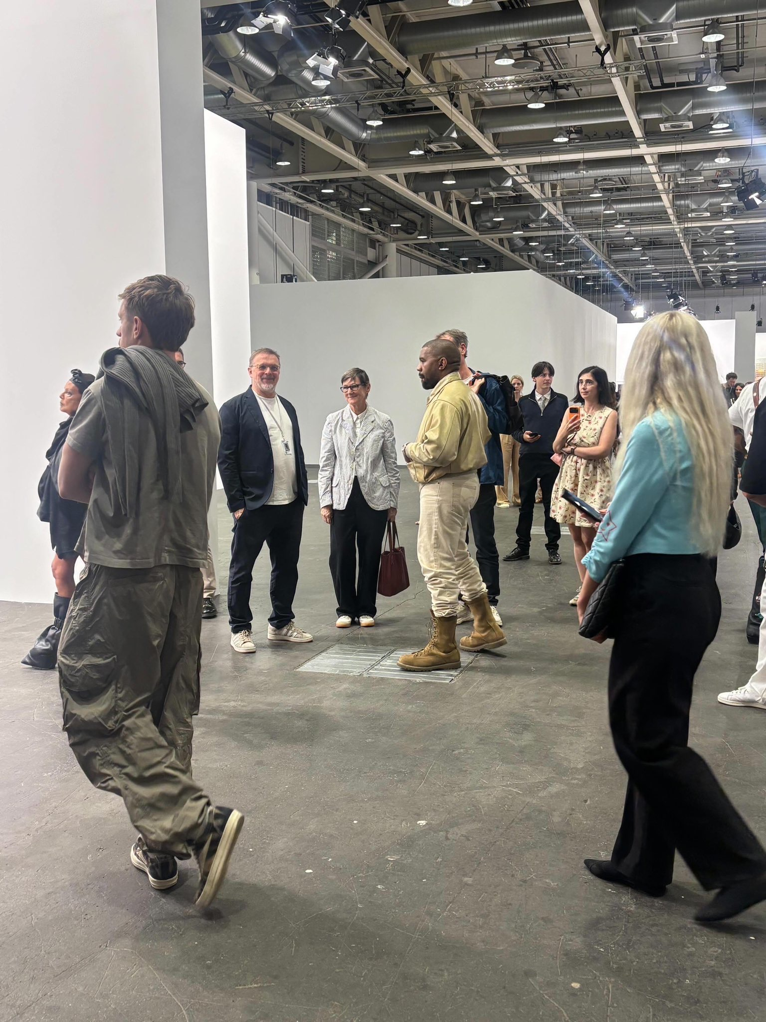 Kanye West 侃爷和妻子Bianca Censori 在瑞士看艺术展 