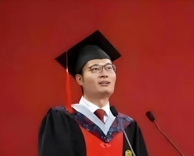 1999年，北大博士王永强携妻子移民美国，此后20年未曾回国与家人联系，其母亲病