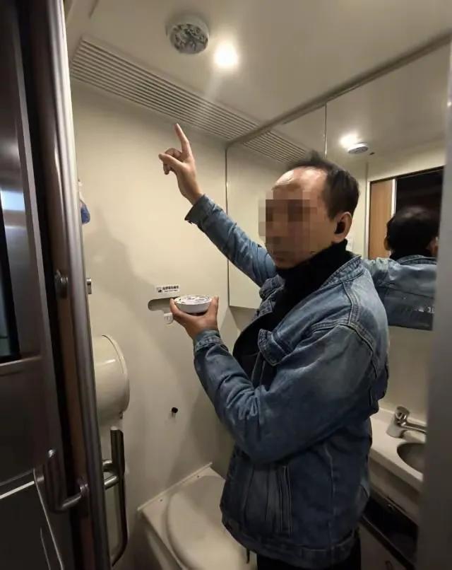 有人为了能在动车上抽烟，居然脑洞大开把高铁上的烟雾报警器给拆了[捂脸]
    