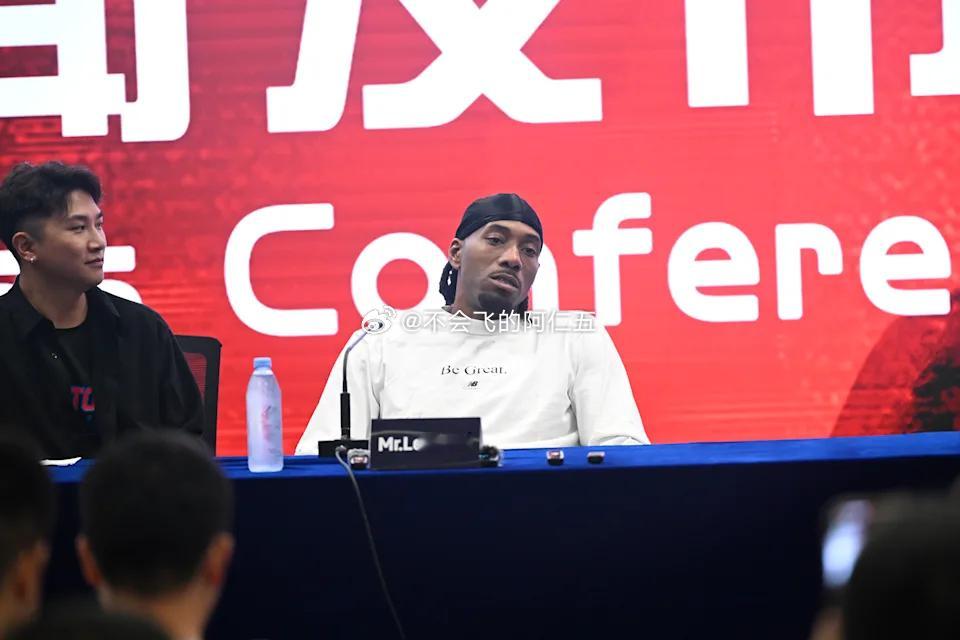NBA 快艇否认与李安纳签「阴阳合约」洛杉矶快艇球星李安纳，因为被播客节目Pab